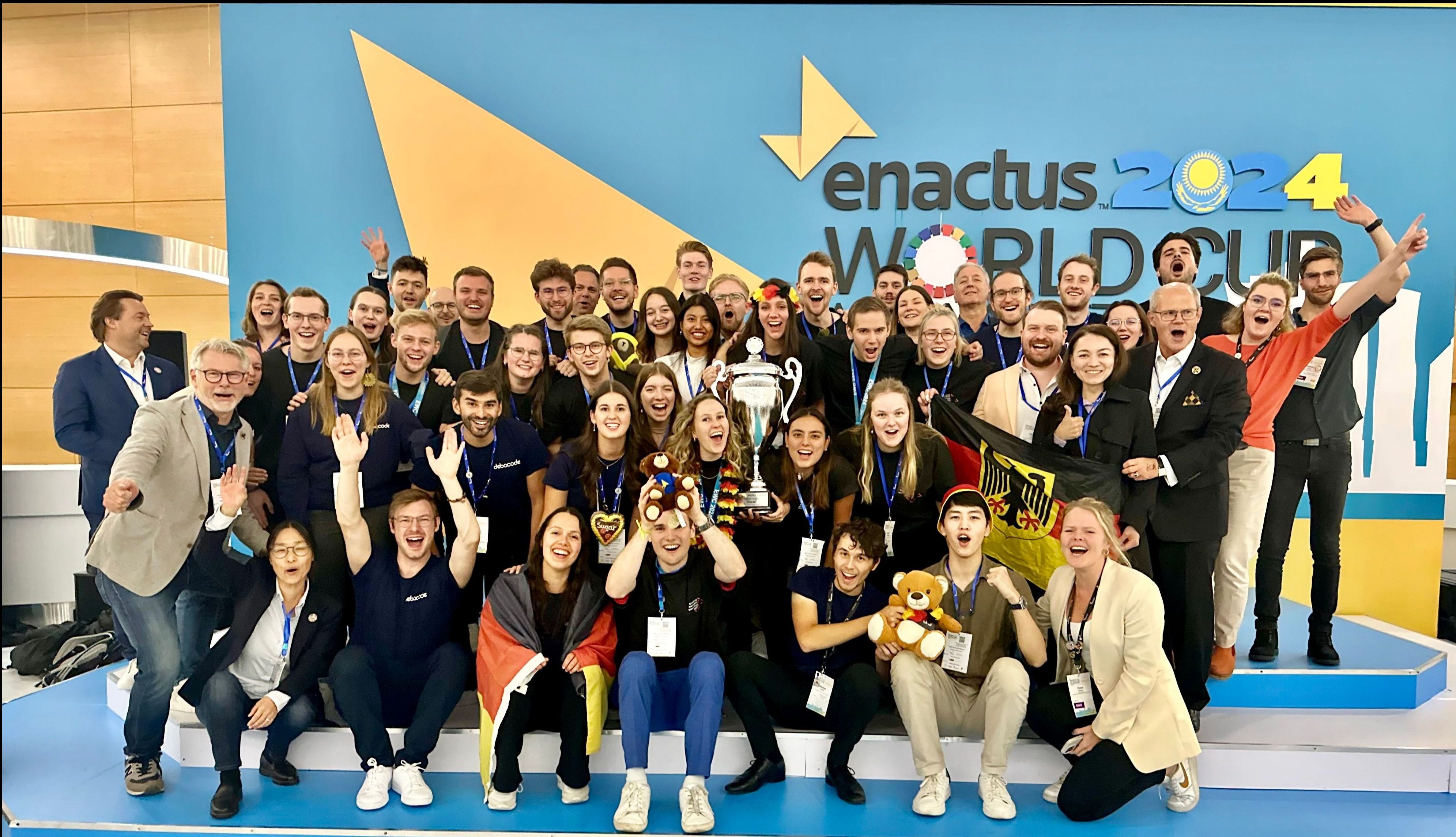 2024-10-04 Gruppenfoto mit TOP 4 Pokal.jpg