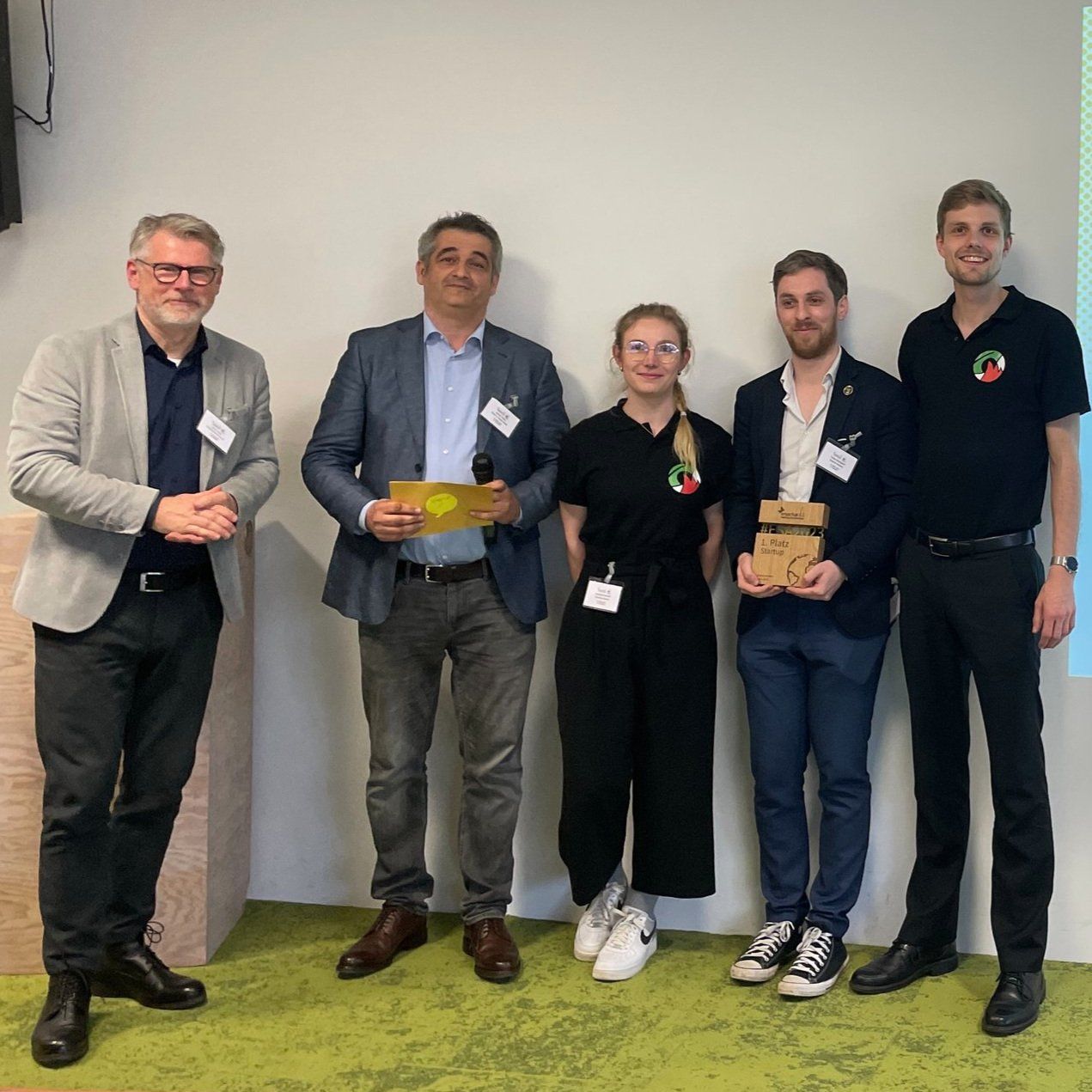 Das Projektteam von Enactus Aachen zusammen mit Andrei Todea (EY) und Country Leader Oliver Faber von Enactus Germany.